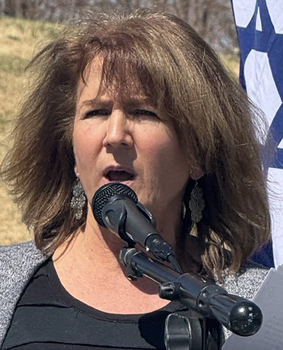 Tracy Kirscher of Remember 6 speaking at Babi Yar Park